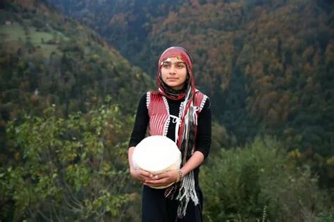  Zhaoqing Çoban Küpü: İçinde Kıyılmış Et ve Baharatlarla Dolu, Ağızda Eriyen Bir Lezzet Şöleni!