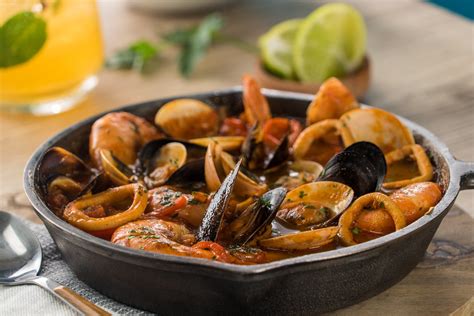  Cazuela de Mariscos: Bir Deniz Ürünü Şöleni İçin Lezzetli ve Baharatlı Bir Yolculuk!