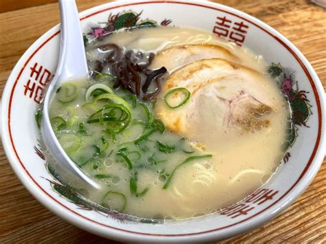  Hakata Ramen: İçerisinde Eriyen Lezzet ve Üstüne Serpilmiş Rengarenk Bir Şölen!